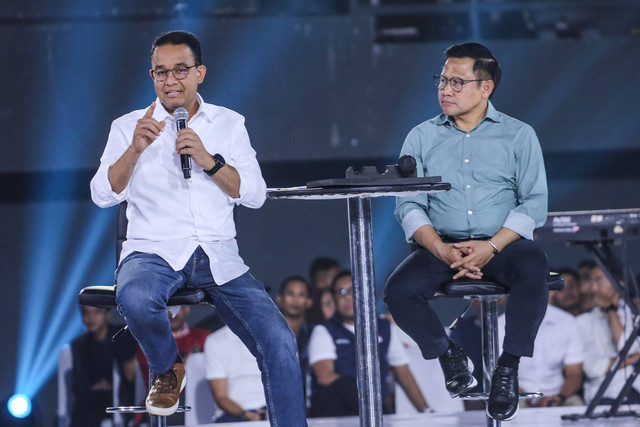 Calon presiden nomor urut 1 Anies Baswedan (kiri) bersama Wakil presiden nomor urut 1 Muhaimin Iskandar (kanan) menjawab pertanyaan peserta pada acara Resolusi Indonesia di Jakarta, Jumat (5/1/2024).  Foto: ANTARA FOTO/Asprilla Dwi Adha