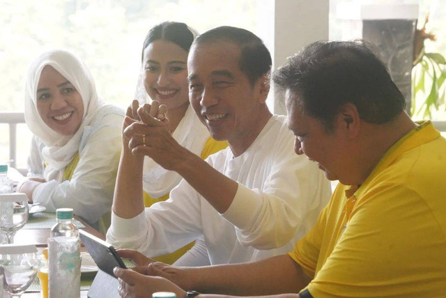Presiden Joko Widodo dan Ketua Umum DPP Partai Golkar Airlangga Hartarto berbincang di lingkungan Istana Bogor, Sabtu (6/1) Foto: @golkar.indonesia