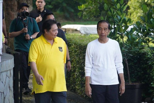 Presiden Joko Widodo dan Ketua Umum DPP Partai Golkar Airlangga Hartarto berbincang di lingkungan Istana Bogor, Sabtu (6/1) Foto: @golkar.indonesia