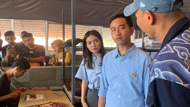 Cawapres nomor urut 2 Gibran Rakabuming Raka melakukan giat kampanye ke sentra Batik Trusmi Cirebon pada Sabtu (6/1/2024). Foto: Luthfi Humam/kumparan
