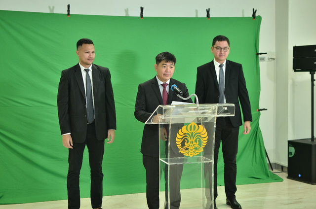 Dr. dr. Phedy, SpOT (K) Spine melaksanakan sidang terbuka promosi Doktor Fakultas Kedokteran Universitas Indonesia setelah menemukan Scoliocorrector Fatma-UI pada Kamis (4/1). Foto: Eka Hospital