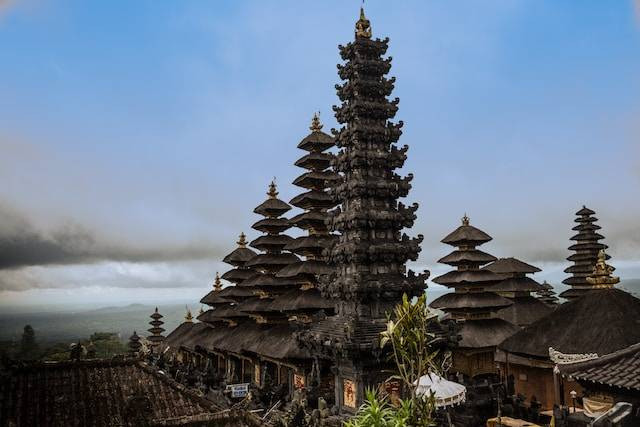 Ilustrasi Syarat-syarat Masuk ke Tempat Suci Agama Hindu. Sumber foto: unsplash.com/Andrey Bond