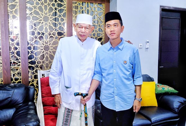 Cawapres nomor urut 2 Gibran Rakabuming Raka sowan ke kediaman Habib Thohir bin Muhammad bin Yahya atau Ayip Thohir di Desa Semplo, Kecamatan Palimanan, Kabupaten Cirebon, Sabtu (6/1). Foto: Dok. Istimewa
