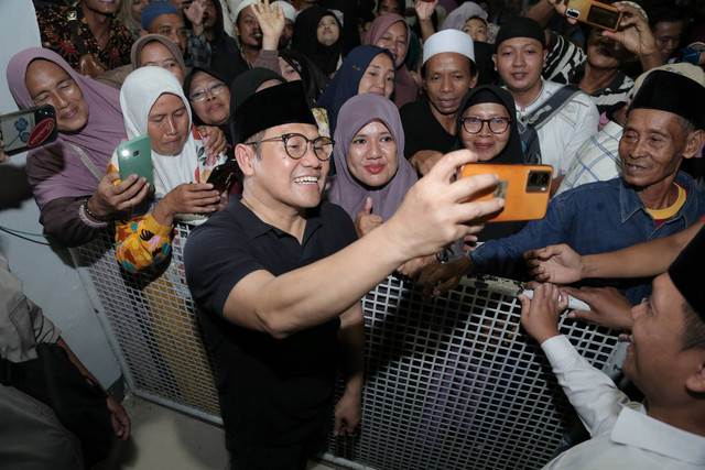 Calon wakil presiden nomor urut 1 Muhaimin Iskandar (tengah) berswafoto dengan warga saat berziarah ke Makam Sunan Ampel di Surabaya, Jawa Timur, Sabtu (6/1/2024). Foto: Moch Asim/ANTARA FOTO