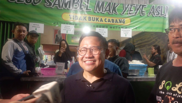 Cawapres nomor urut 1, Muhaimin Iskandar alias Cak Imin, traktir warga di Rumah Makan legendaris Sego Sambel Mak Yeye, Surabaya, Jawa Timur, Sabtu (6/1/2024). Foto: Fadlan Nuril Fahmi/kumparan