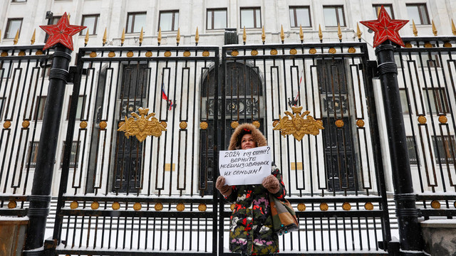 Istri seorang tentara Rusia saat protes di luar gedung kementerian pertahanan Rusia di Moskow, Rusia, 6 Januari 2024. Ia menuntut agar suaminya cepat dikembalikan dari zona perang. Foto: REUTERS/Stringer