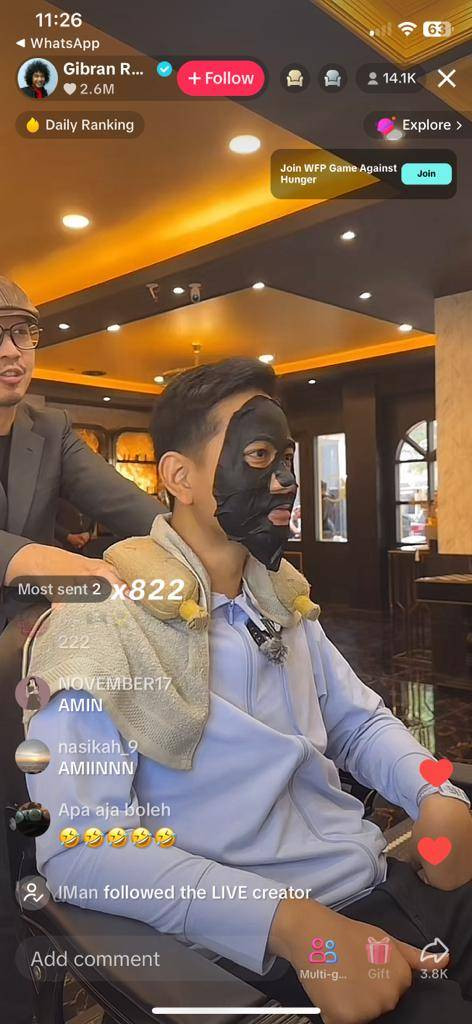 Tangkapan layar siaran langsung Gibran Rakabuming Raka saat cukur rambut di kawasan Senopati, Jaksel, Minggu (7/1). Foto: Zamachsyari/kumparan