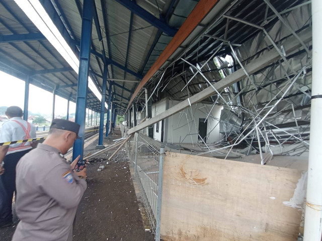 Tembok Penahan Tebing (TPT) di Stasiun Maseng, Kecamatan Cigombong, Kabupaten Bogor longsor, Minggu (7/1/2024). Foto: Dok. kumparan
