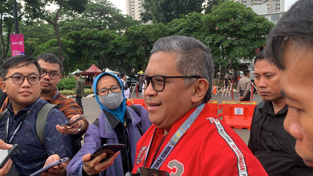 Sekjen PDIP Hasto Kristiyanto tiba di Istora Senayan GBK, Jakarta jelang debat ketiga, Minggu (7/1/2024). Foto: Luthfi Humam/kumparan