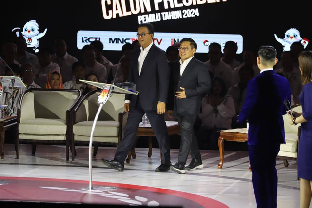 Calon presiden dan calon wakil presiden nomor urut 01 Anies Baswedan dan Muhaimin Iskandar saat debat ketiga Pilpres 2024 di Istora Senayan, Kompleks GBK, Jakarta Pusat, Minggu (7/1/2024). Foto: Iqbal Firdaus/kumparan