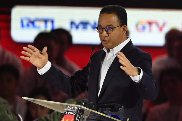 Calon presiden nomor urut 01 Anies Baswedan menyampaikan gagasannya saat debat debat ketiga Pilpres 2024 di Istora Senayan, Kompleks GBK, Jakarta Pusat, Minggu (7/1/2024). Foto: Aditya Pradana Putra/ANTARA FOTO