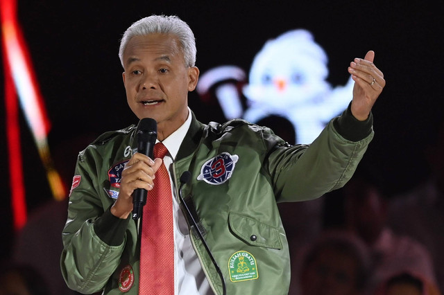 Calon presiden nomor urut 03 Ganjar Pranowo menyampaikan gagasannya saat debat ketiga Pilpres 2024 di Istora Senayan, Kompleks GBK, Jakarta Pusat, Minggu (7/1/2024). Foto: Aditya Pradana Putra/ANTARA FOTO