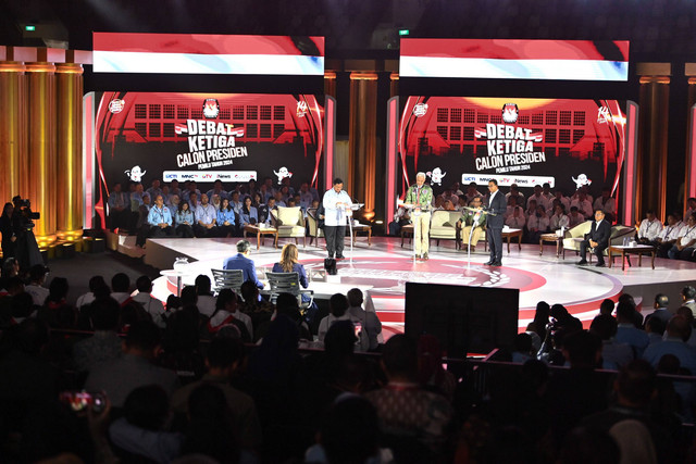 Capres nomor urut satu Anies Baswedan (kanan), capres nomor urut dua Prabowo Subianto (kiri), dan capres nomor urut tiga Ganjar Pranowo beradu gagasan dalam debat ketiga Pilpres 2024 di Istora Senayan, Jakarta, Minggu (7/1/2024). Foto: Aditya Pradana Putra/ANTARA FOTO