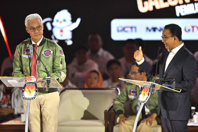Capres nomor urut satu Anies Baswedan (kanan) menyampaikan pendapat disaksikan capres nomor urut tiga Ganjar Pranowo saat adu gagasan dalam debat ketiga Pilpres 2024 di Istora Senayan, Jakarta, Minggu (7/1/2024). Foto: Aditya Pradana Putra/ANTARA FOTO