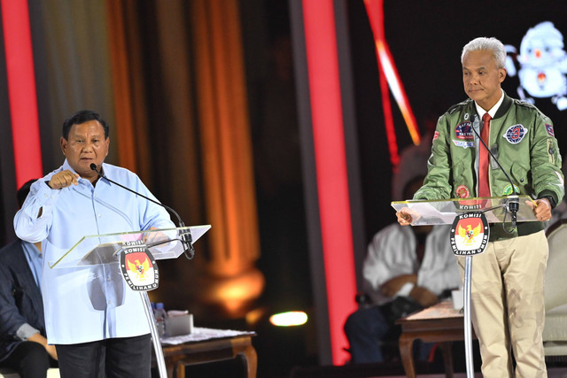 Capres nomor urut dua Prabowo Subianto (kiri) menyampaikan pendapat disaksikan capres nomor urut tiga Ganjar Pranowo saat adu gagasan dalam debat ketiga Pilpres 2024 di Istora Senayan, Jakarta, Minggu (7/1/2024). Foto: Aditya Pradana Putra/ANTARA FOTO