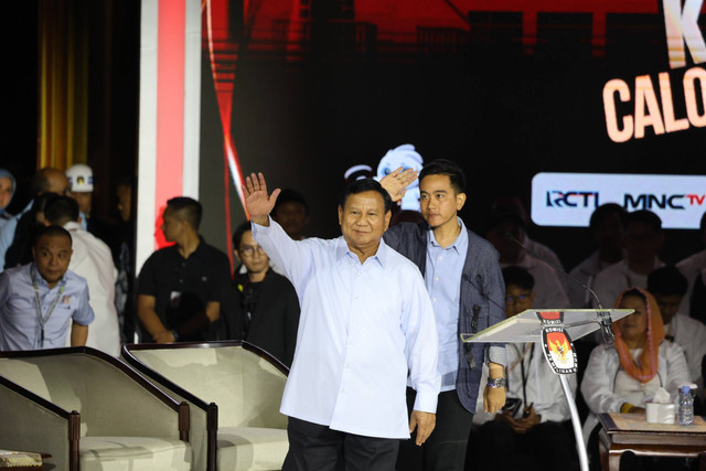 Calon presiden dan calon wakil presiden nomor urut 02 Prabowo Subianto dan Gibran Rakabuming Raka saat debat ketiga Pilpres 2024 di Istora Senayan, Kompleks GBK, Jakarta Pusat, Minggu (7/1/2024). Foto: Dok. Istimewa