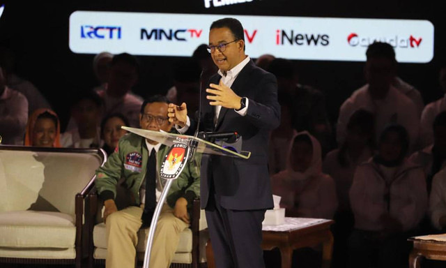 Calon presiden nomor urut 01 Anies Baswedan menyampaikan gagasannya saat debat debat ketiga Pilpres 2024 di Istora Senayan, Kompleks GBK, Jakarta Pusat, Minggu (7/1/2024). Foto: Iqbal Firdaus/kumparan