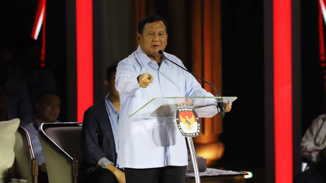 Capres nomor urut dua Prabowo Subianto menyampaikan pendapat saat adu gagasan dalam debat ketiga Pilpres 2024 di Istora Senayan, Jakarta, Minggu (7/1/2024). Foto: Iqbal Firdaus/kumparan