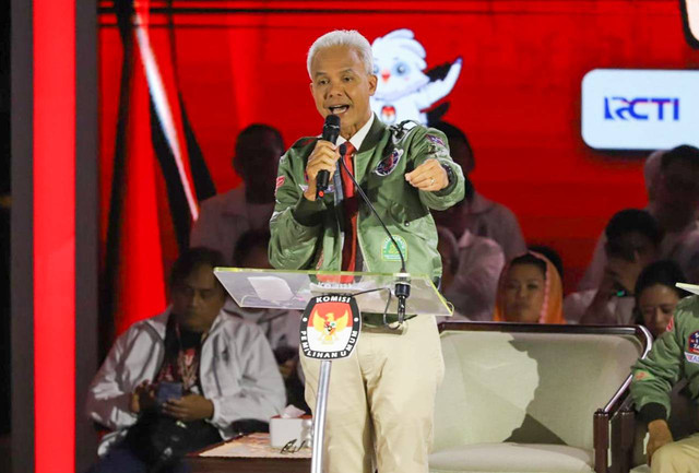 Calon presiden nomor urut 03 Ganjar Pranowo menyampaikan gagasannya saat debat ketiga Pilpres 2024 di Istora Senayan, Kompleks GBK, Jakarta Pusat, Minggu (7/1/2024). Foto: Iqbal Firdaus/kumparan