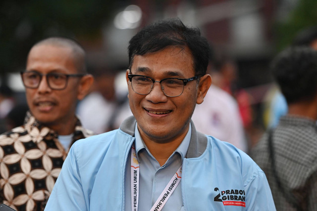 Wakil Ketua Dewan Pakar Tim Kampanye Nasional (TKN) Prabowo-Gibran, Budiman Sujatmiko (tengah) saat mendatangi lokasi debat ketiga Pilpres 2024 di Istora Senayan, Jakarta, Minggu (7/1/2024). Foto: ANTARA FOTO/Fakhri Hermansyah