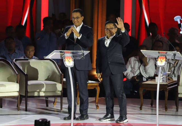 Calon presiden dan calon wakil presiden nomor urut 01 Anies Baswedan dan Muhaimin Iskandar saat debat ketiga Pilpres 2024 di Istora Senayan, Kompleks GBK, Jakarta Pusat, Minggu (7/1/2024). Foto: Iqbal Firdaus/kumparan