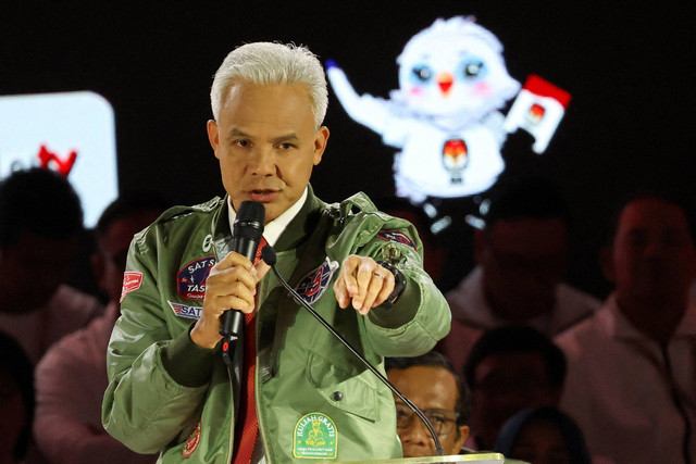 Calon presiden nomor urut 03 Ganjar Pranowo menyampaikan gagasannya saat debat ketiga Pilpres 2024 di Istora Senayan, Kompleks GBK, Jakarta Pusat, Minggu (7/1/2024). Foto: REUTERS/Ajeng Dinar Ulfiana