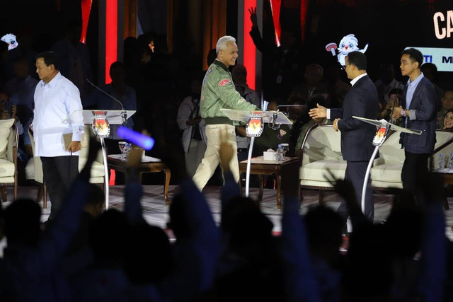 Calon presiden nomor urut 03 Ganjar Pranowo berjabat tangan dengan capres nomor urut 01 Anies Baswedan usai debat ketiga Pilpres 2024 di Istora Senayan, Kompleks GBK, Jakarta Pusat, Minggu (7/1/2024). Foto: Iqbal Firdaus/kumparan