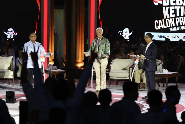 Capres nomor urut satu Anies Baswedan (kanan), capres nomor urut dua Prabowo Subianto (kiri), dan capres nomor urut tiga Ganjar Pranowo beradu gagasan dalam debat ketiga Pilpres 2024 di Istora Senayan, Jakarta, Minggu (7/1/2024). Foto: Iqbal Firdaus/kumparan