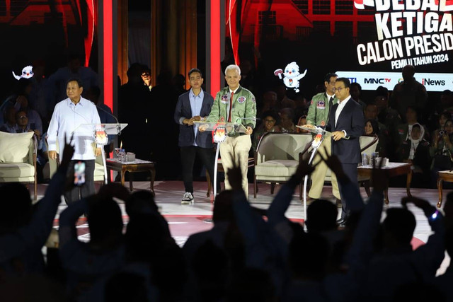 Capres nomor urut satu Anies Baswedan (kanan), capres nomor urut dua Prabowo Subianto (kiri), dan capres nomor urut tiga Ganjar Pranowo beradu gagasan dalam debat ketiga Pilpres 2024 di Istora Senayan, Jakarta, Minggu (7/1/2024). Foto: Iqbal Firdaus/kumparan