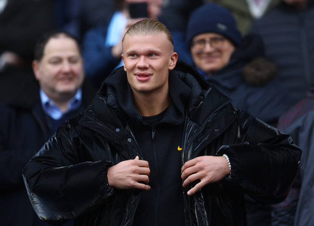 Erling Braut Haaland dari Manchester City terlihat di tribun sebelum pertandingan di Stadion Etihad, Manchester, Inggris, 7 Januari 2024.