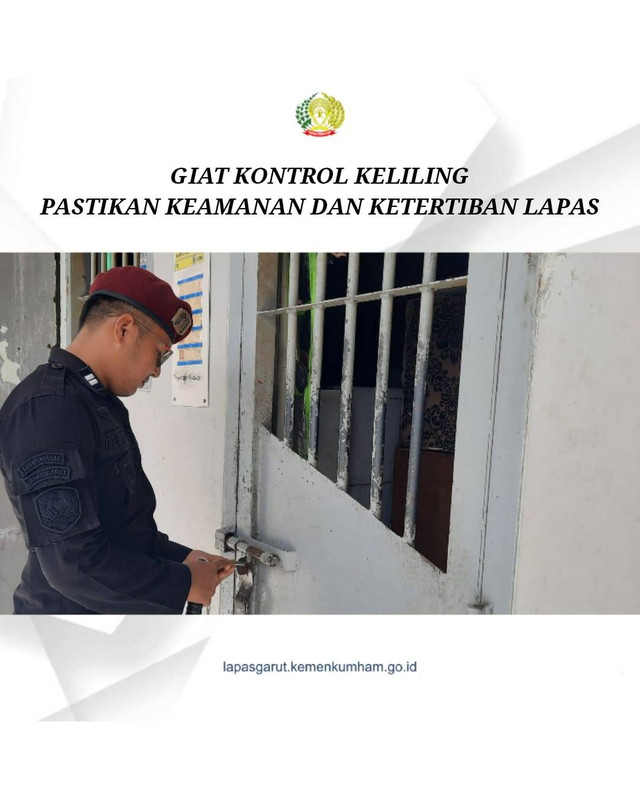 Petugas sedang melakukan pengecekan keamanan jeruji dan gembok di kamar hunian Warga Binaan Pemasyarakatan (WBP)