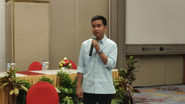 Gibran memulai kampanye dengan bersilaturahmi dengan raja-raja dan latupati se-Maluku di Ballroom Swiss Bell Hotel, Ambon, Maluku, Senin (8/1).  Foto: Zamachsyari/kumparan