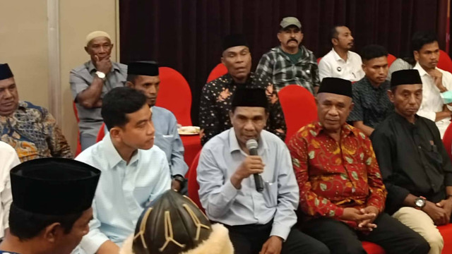 Gibran memulai kampanye dengan bersilaturahmi dengan raja-raja dan latupati se-Maluku di Ballroom Swiss Bell Hotel, Ambon, Maluku, Senin (8/1/2024).  Foto: Zamachsyari/kumparan