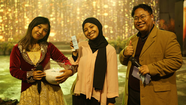 Ilustrasi : Penonton menerima doorprice dari starinc pada malam tahun baru di Transformer Center. Sumber : Dokumen Pribadi.