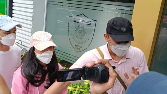 Sejumlah pemeran film porno rumah produksi Jakarta Selatan penuhi panggilan Polda Metro Jaya usai ditetapkan sebagai tersangka. Foto: Thomas Bosco/kumparan