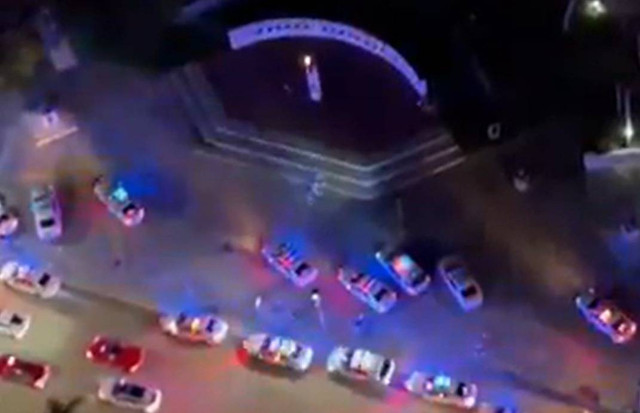 Lebih dari enam puluh kendaraan polisi turun ke Bayside Marketplace di pusat kota Miami, Senin (1/1/2024) malam, untuk menangani rumor alien.
Foto: Twitter @rawsalerts