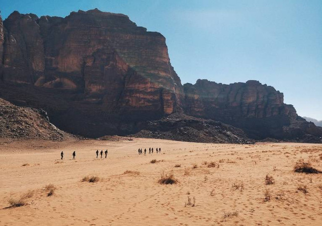 Ilustrasi kisah pembebasan bangsa Israel dan perjalanan di padang gurun - Sumber: Unsplash/Anton Lecock