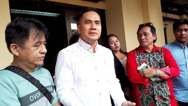 Saipul Jamil dibebaskan Kepolisian Polsek Tambora, Jakarta Barat, Senin (8/1/2023). Foto: Aprilandika Pratama/kumparan