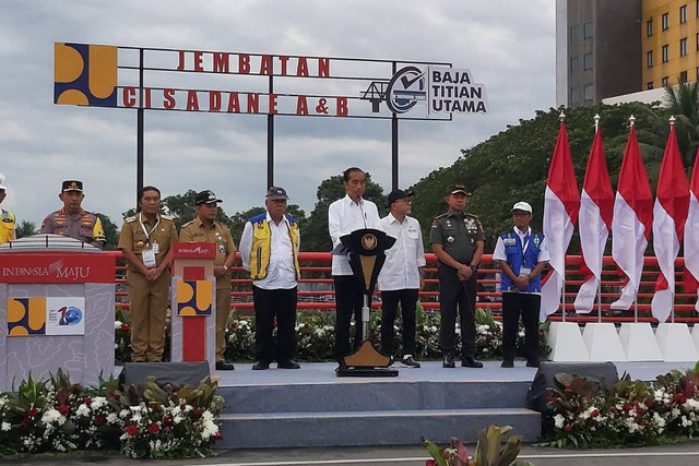 Presiden Jokowi meresmikan 3 jembatan di Banten, Senin (8/1/2024). Foto: Nadia Riso/kumparan