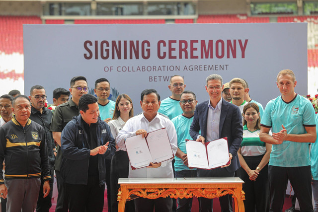 Ketua Dewan Pembina Garudayaksa Football Academy, Prabowo Subianto, tandatangani kolaborasi dengan Aspire Academy asal Qatar, Senin (8/1/2024). Foto: Dok. Istimewa