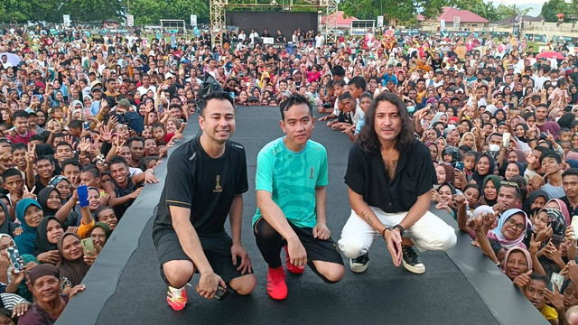 Cawapres nomor urut 02 Gibran Rakabuming Raka menghadiri acara 'Konser Irama Tuleho' yang digelar di Lapangan Taremball Matawaru, Maluku Tengah, Senin (8/1) sore. Foto: Zamachsyari/kumparan