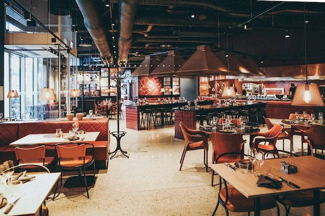Restoran di Golf Island PIK. Foto hanya ilustrasi, bukan tempat yang sebenarnya. Sumber foto: Unsplash/Nick