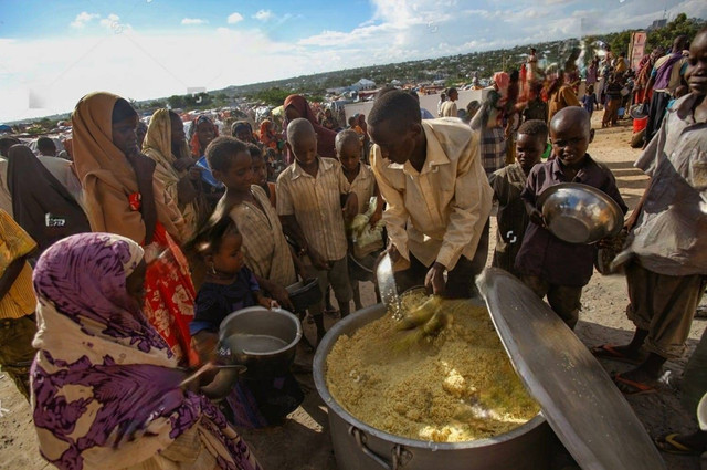 Orang-orang sedang mengantri makanan di Somalia. Sumber: Mehmet Ali Poyraz/Shutterstock.com