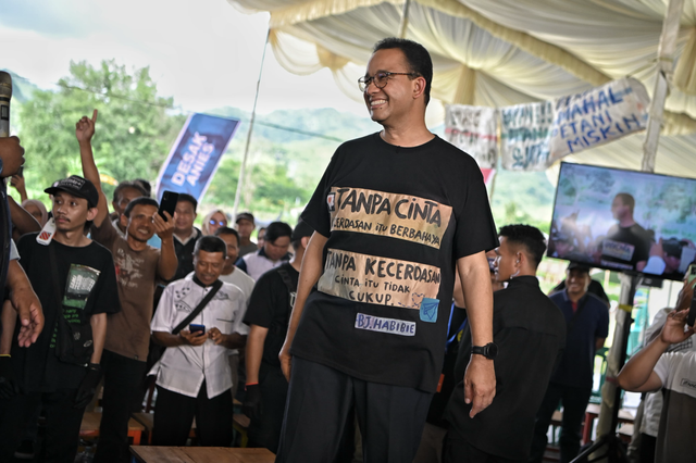Capres nomor urut 1 Anies Baswedan mengenakan kaus kutipan BJ Habibie pada diskusi 'Desak Anies' bersama petani di Asmara Garden, Gorontalo, Senin (8/1/2024). Foto: Dok. Istimewa
