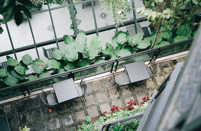 Ilustrasi Cafe di Ciumbuleuit, Bukan Tempat Sebenarnya , Sumber Unsplash/Muhammad Ruqi Yaddin