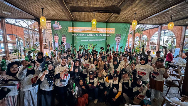 Relawan Sahabat SandiUno For Ganjar mengadakan pelatihan pembuatan sabun cuci piring di Desa Pesawahan, Kecamatan Tarragona Kaler, Garut, Selasa (9/1).  Foto: Dok. Istimewa