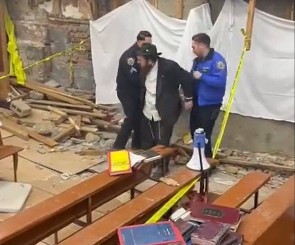 NYPD di lokasi ditemukan terowongan di New York yang beredar di X. Foto: Twitter @The_Real_Fly