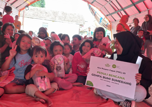 TRC IZI Salurkan Bantuan Terdampak Bencana Gempa Sumedang