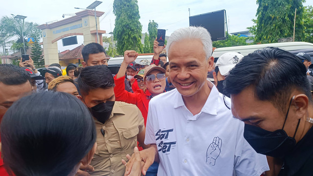 Ganjar Pranowo temui ratusan nelayan di Kantor HNSI Cilacap, Selasa (9/1).  Foto: Thomas Bosco/kumparan