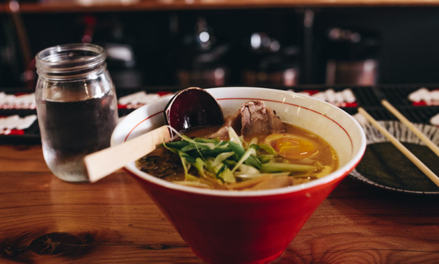 Bakmi babi di bandung. Foto hanya ilustrasi, bukan tempat sebenarnya. Sumber: Unsplash/Matthew Hamilton